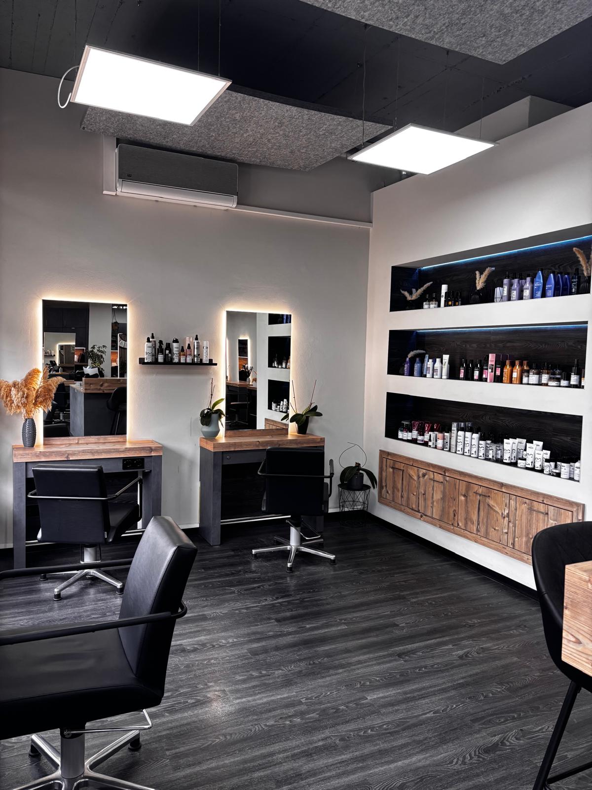 Styling-Plätze und Produktregal im A&O Salon Lüneburg