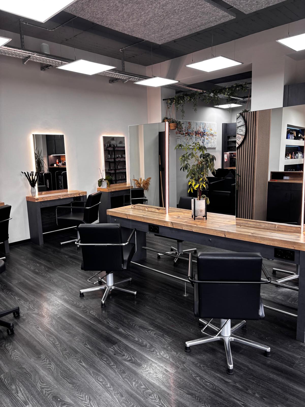 A&O Haartechnik Salon — Styling-Bereich mit Uhr