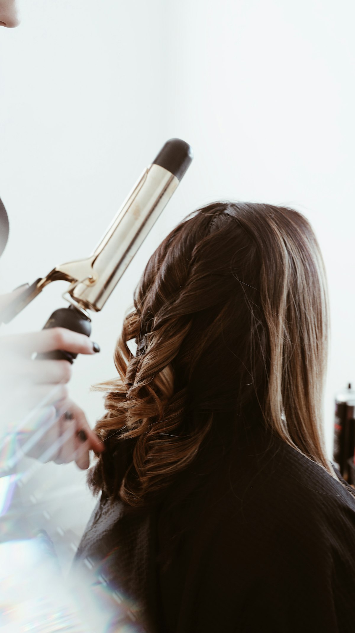 Glänzendes Haar nach einem Shake beim Friseur Lüneburg